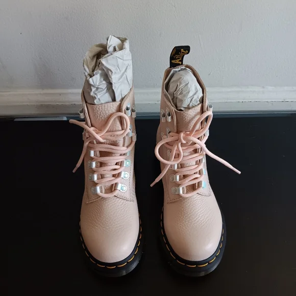 Dr. Martens 1460 Pascal In The Color “Shell Pink Milled Nappa”. Size 5 - Picture 5 of 8